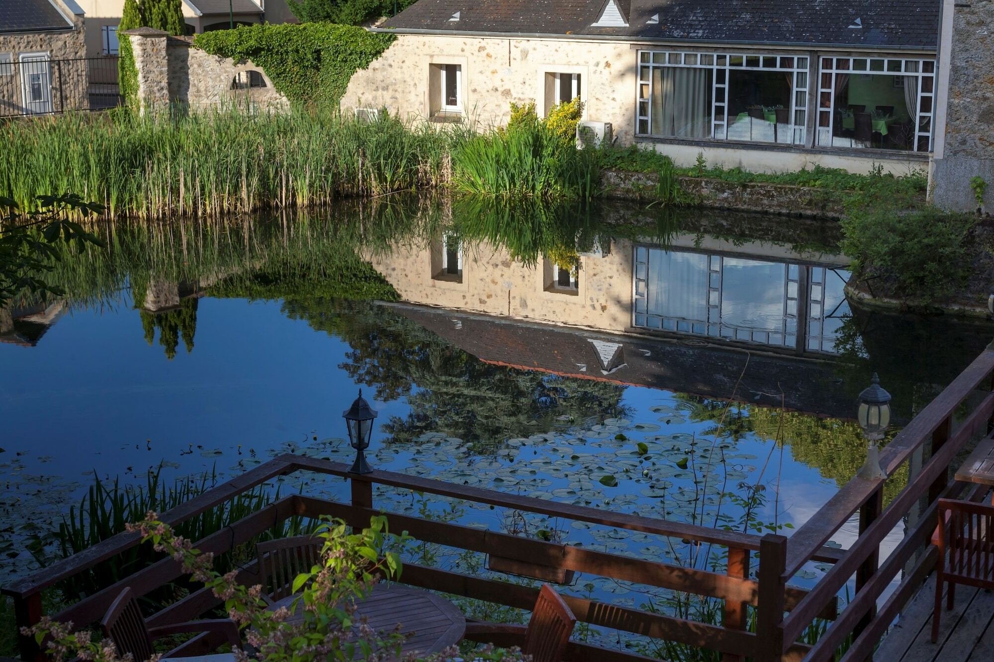Auberge Du Manet Montigny-le-Bretonneux Exteriör bild